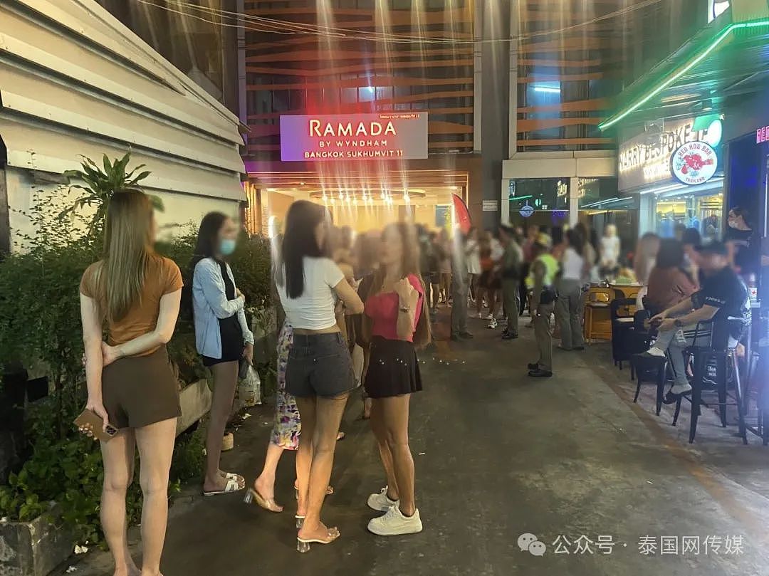 上百泰国菲律宾变性人在曼谷市中心激烈火拼！警察都拉不住，现场一片混乱​（组图） - 23