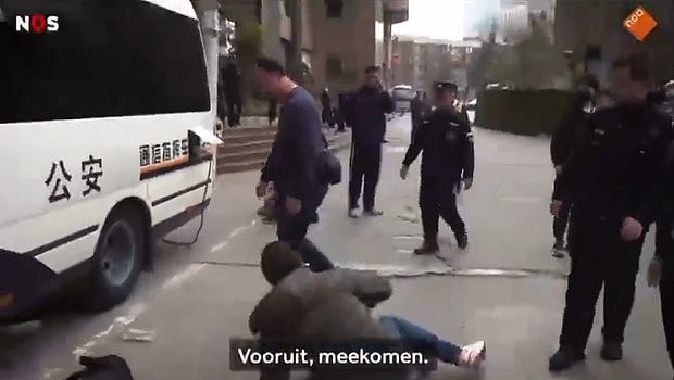 荷兰记者遭四川警方暴力视频曝光，毛宁：不知情（图） - 1