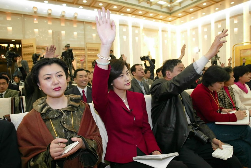 2024中国两会：总理记者会的前世今生，女记者为获提问机会扭尽六壬（组图） - 3