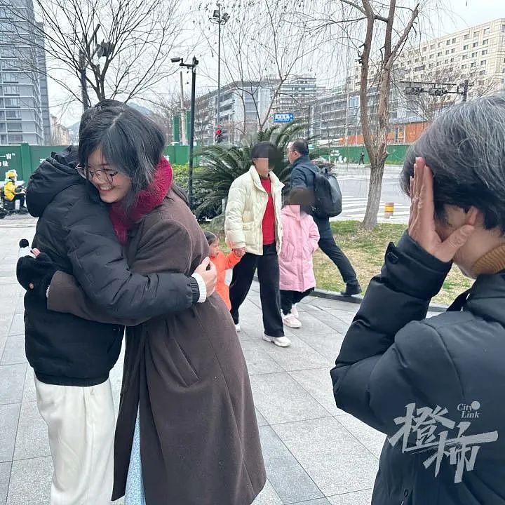 华人女孩寻亲7年，这个大大的拥抱，她等到了！16岁孤身万里飞杭，去年特地到中国美院读书（组图） - 11