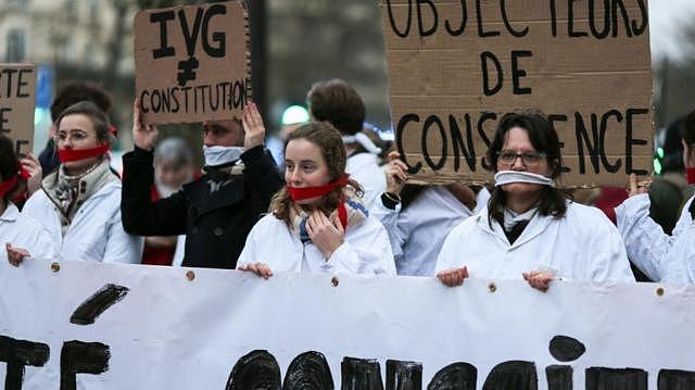 外媒：法国成为全球首个堕胎权入宪的国家，背后的象征意义和法律争议（组图） - 4