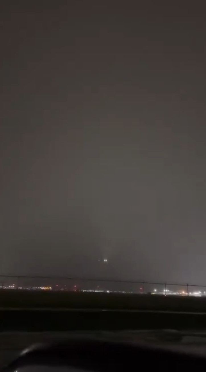 加航波音777客机遭闪电击中“爆出诡异蓝光”影片疯传（组图） - 3