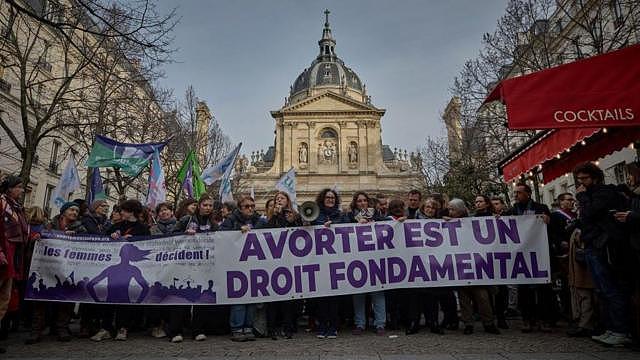外媒：法国成为全球首个堕胎权入宪的国家，背后的象征意义和法律争议（组图） - 2
