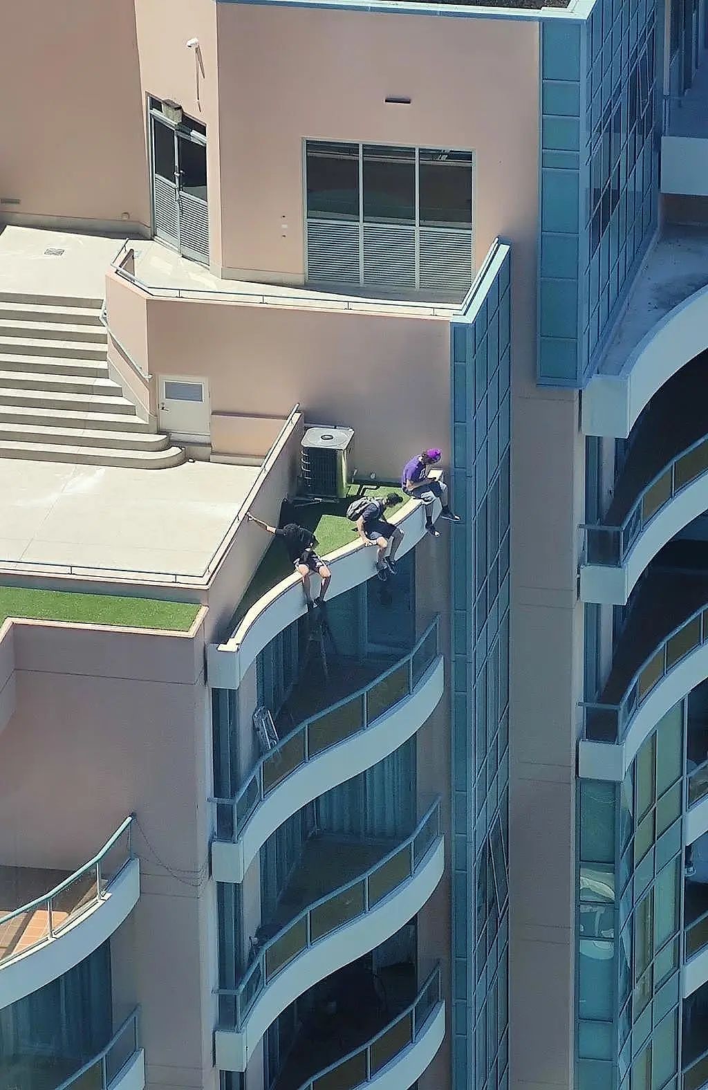 作大死！Teenager在布里斯班37层楼顶玩“跨栏”秀特技！还有人徒手爬黄金海岸250米楼顶，“倒挂金钩”...（组图） - 3