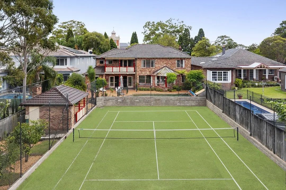 拍卖 | 带网球场！悉尼内西区Strathfield五房豪宅以$565万成交，四人参与竞拍（组图） - 1