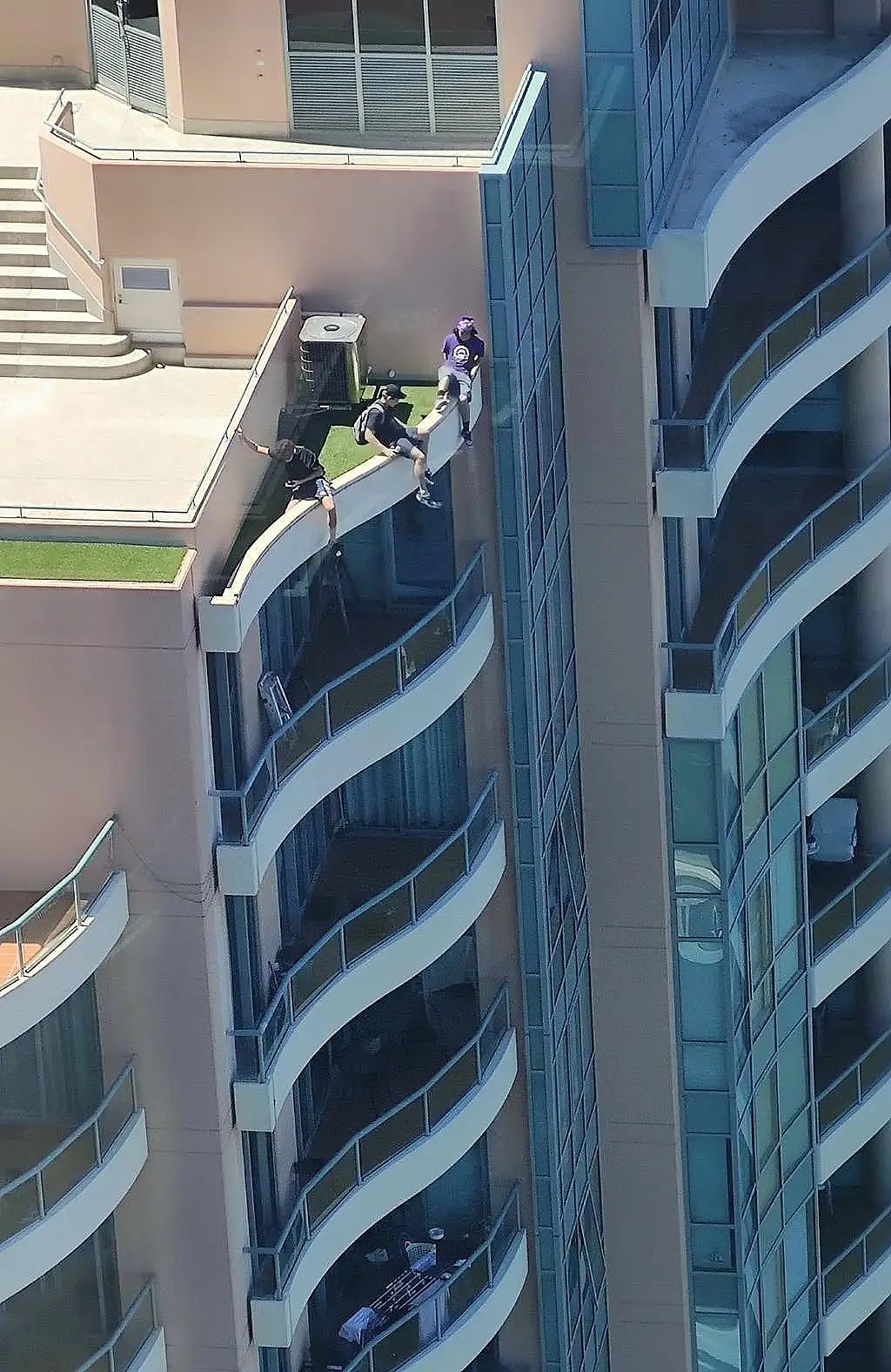 作大死！Teenager在布里斯班37层楼顶玩“跨栏”秀特技！还有人徒手爬黄金海岸250米楼顶，“倒挂金钩”...（组图） - 2