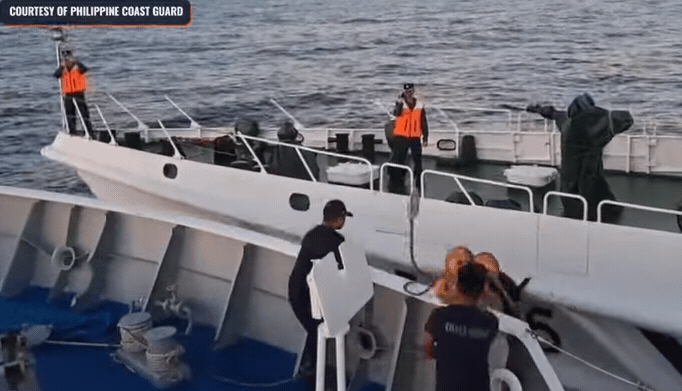 中国海警船发射水砲！菲律宾：至少4名补给船人员受伤（视频/组图） - 1