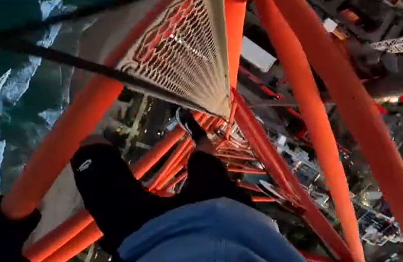作大死！Teenager在布里斯班37层楼顶玩“跨栏”秀特技！还有人徒手爬黄金海岸250米楼顶，“倒挂金钩”...（组图） - 10