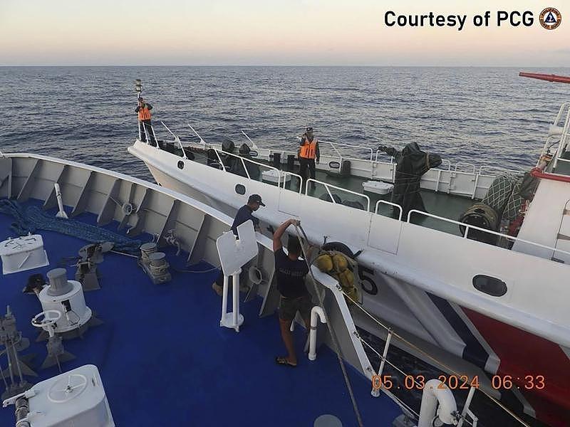 中国海警船发射水砲！菲律宾：至少4名补给船人员受伤（视频/组图） - 2