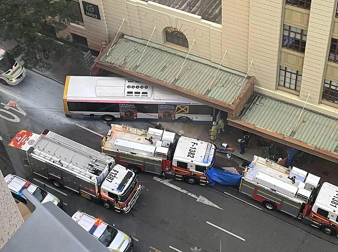 州长哀悼，CBD公交车冲上路边，18岁女孩当场殒命！（组图） - 18