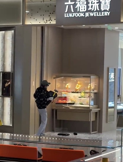 男子砸杭州金店玻璃柜直接抢！大叫：“我有外交豁免权”（视频/组图） - 7