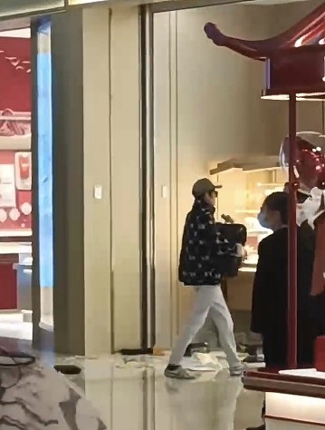 男子砸杭州金店玻璃柜直接抢！大叫：“我有外交豁免权”（视频/组图） - 8