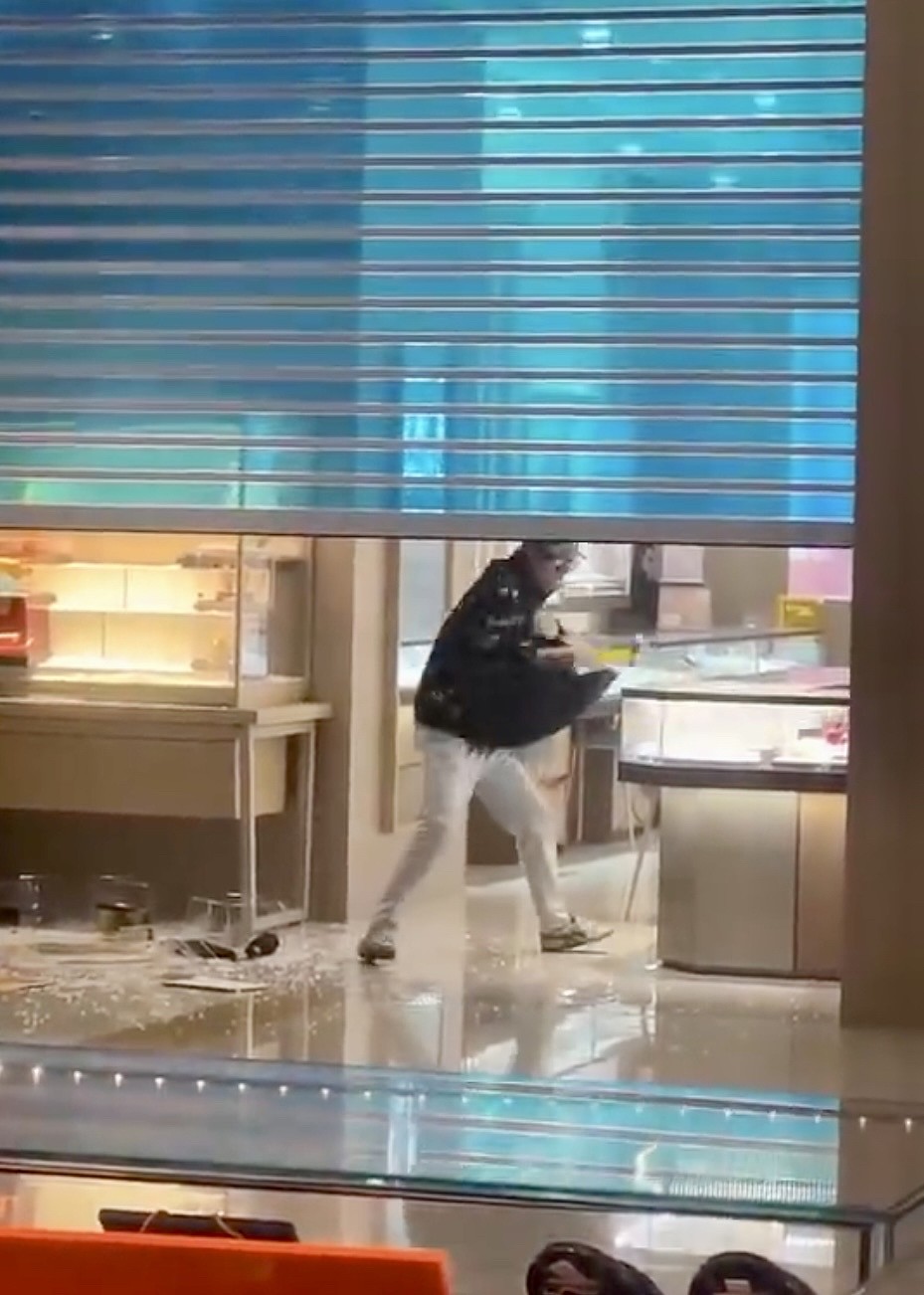 男子砸杭州金店玻璃柜直接抢！大叫：“我有外交豁免权”（视频/组图） - 10