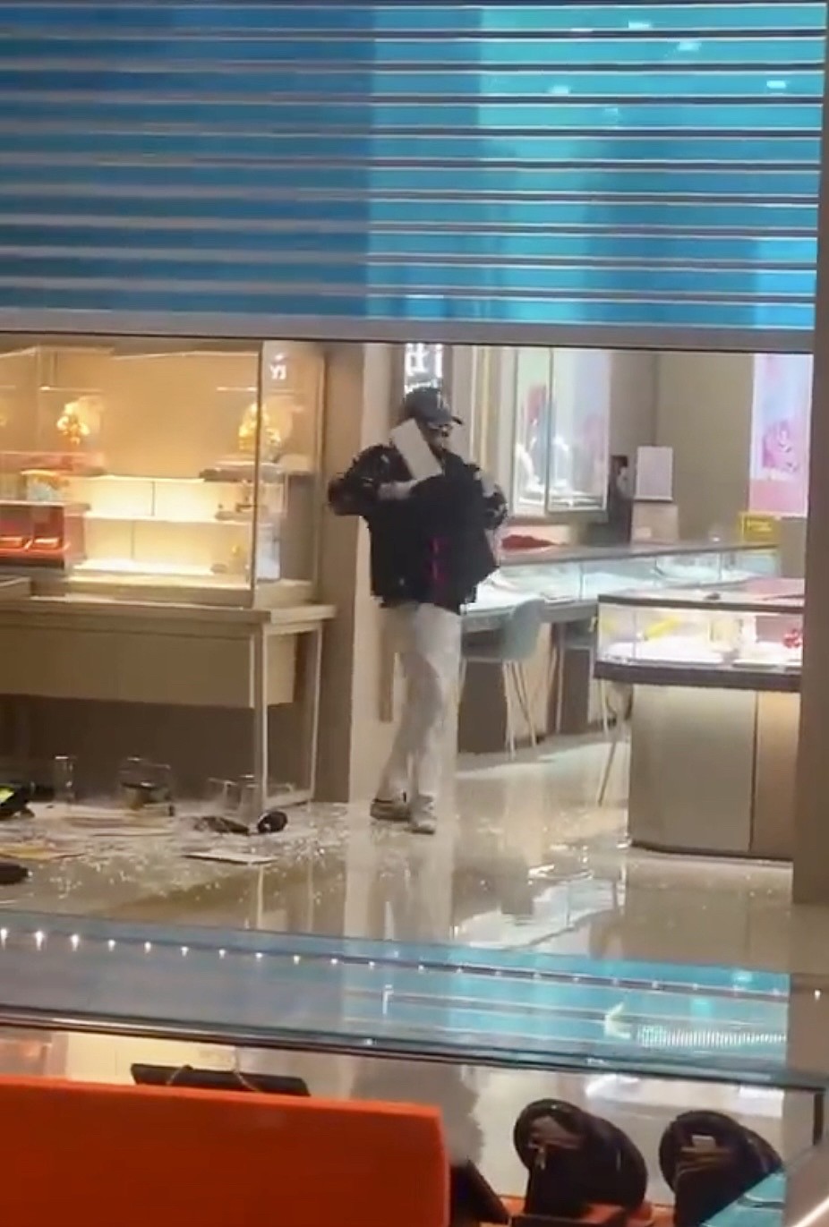 男子砸杭州金店玻璃柜直接抢！大叫：“我有外交豁免权”（视频/组图） - 9