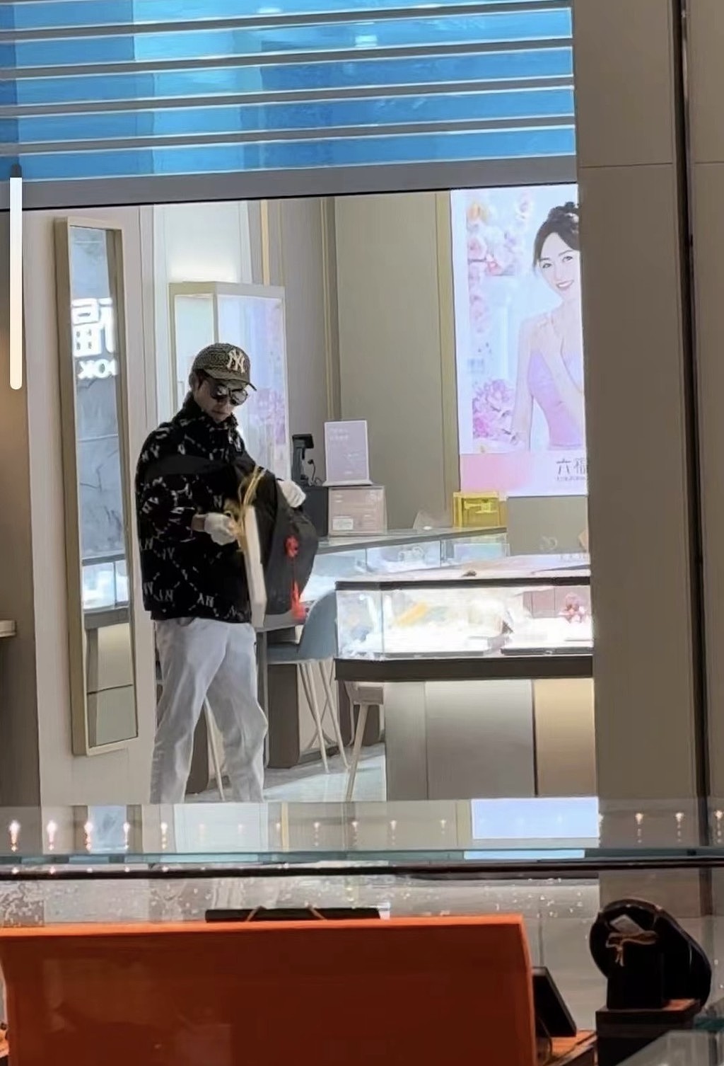 男子砸杭州金店玻璃柜直接抢！大叫：“我有外交豁免权”（视频/组图） - 6