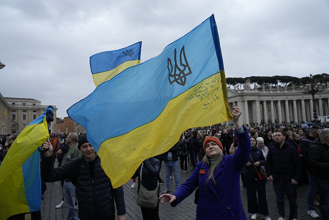 教宗方济各“举白旗”言论，遭乌克兰及盟友批评！乌国外长库列巴：乌永不投降，只举黄蓝旗（组图） - 1