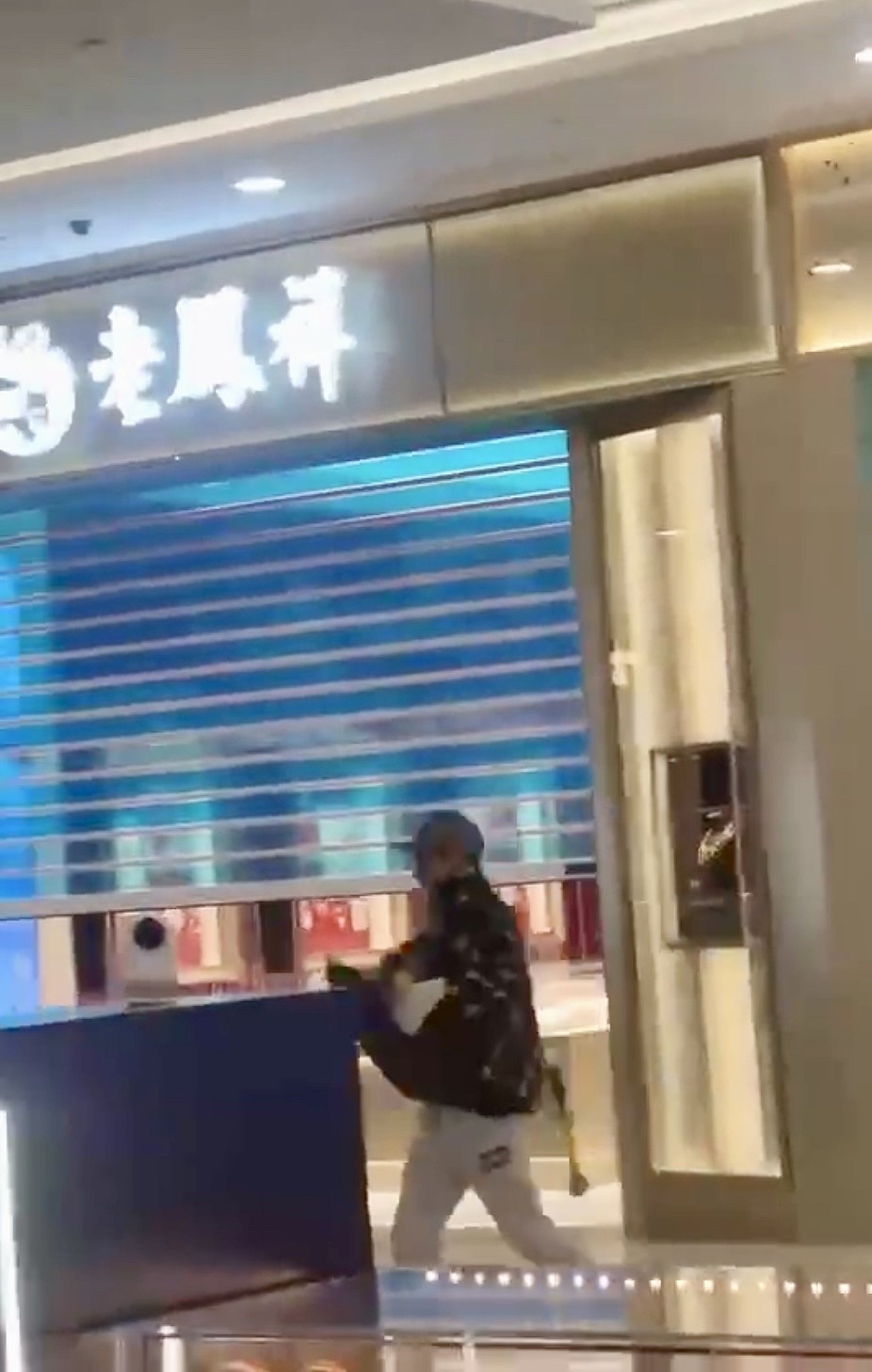 男子砸杭州金店玻璃柜直接抢！大叫：“我有外交豁免权”（视频/组图） - 12