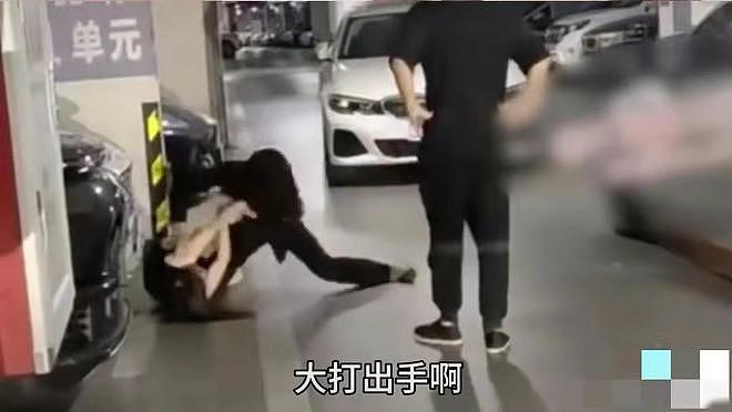两名女车主起纠纷在停车场打架！男子“误入镜头”遭网暴（视频/组图） - 1