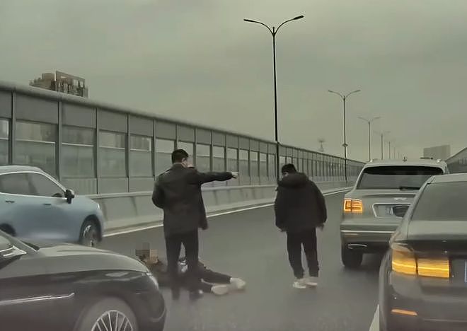 两名女车主起纠纷在停车场打架！男子“误入镜头”遭网暴（视频/组图） - 4
