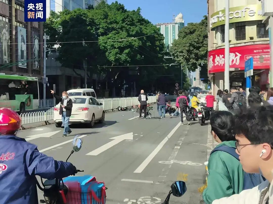 11人受伤！广州闹市区发生车祸，现场一片狼藉！目击者：肇事司机连续碰撞行人，叼着烟跑的（视频/组图） - 8