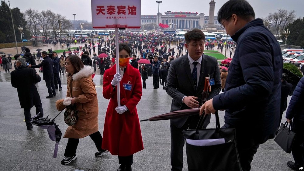 两年育产假？取消宾馆“刷脸”？中国两会民生提案五花八门惹争议（图） - 1