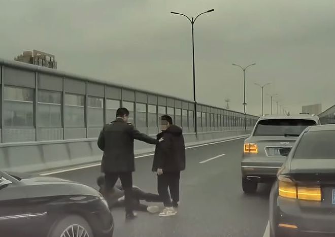 两名女车主起纠纷在停车场打架！男子“误入镜头”遭网暴（视频/组图） - 3