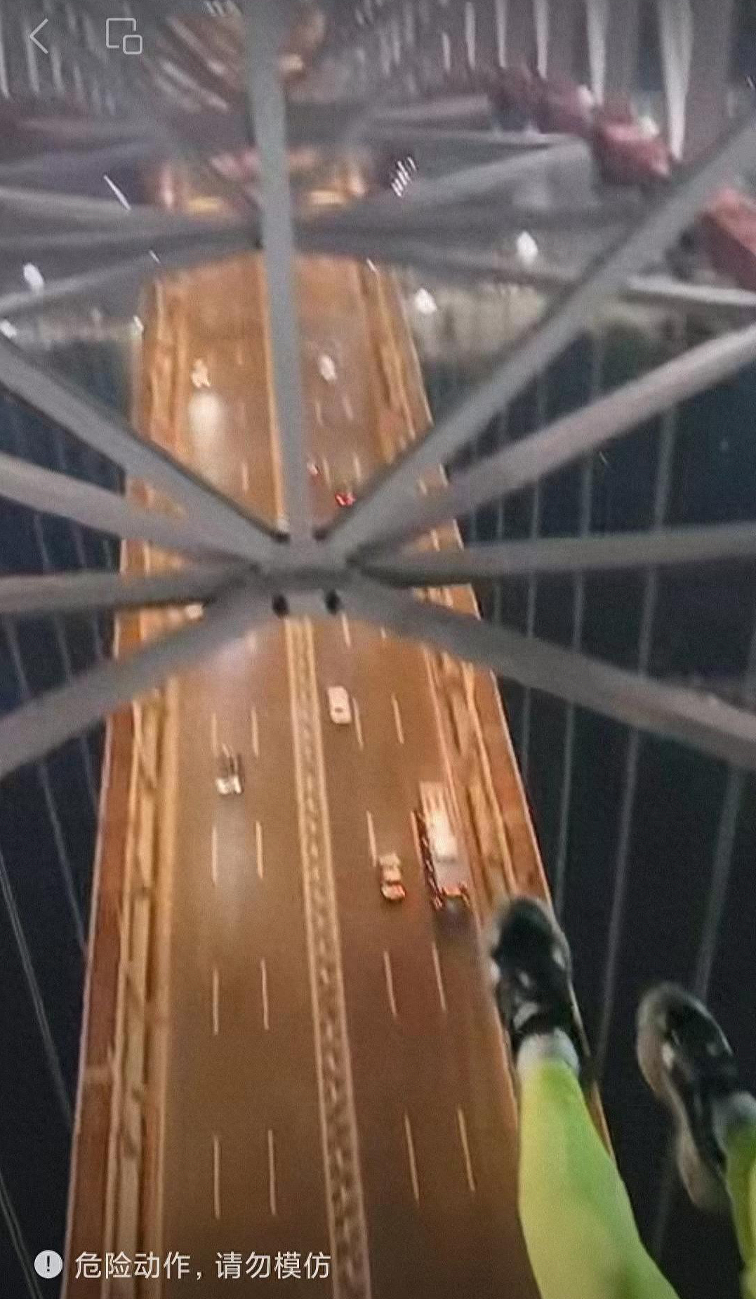 博主爬上重庆朝天门大桥顶端拍照，称“玩的是心跳“（组图） - 1