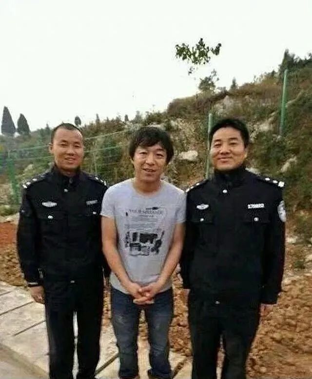 【爆笑】沈腾什么时候被捕了？合照流出后...网友笑疯：和黄渤有异曲同工之妙！（视频/组图） - 4