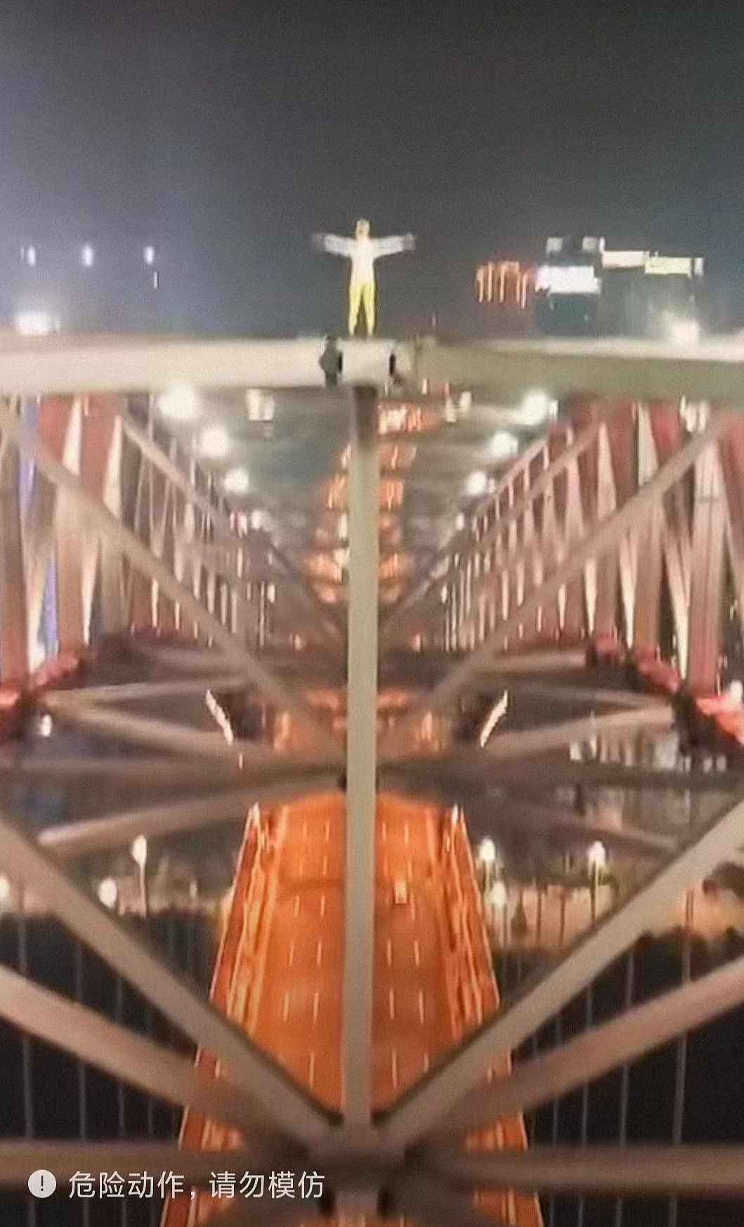 博主爬上重庆朝天门大桥顶端拍照，称“玩的是心跳“（组图） - 2