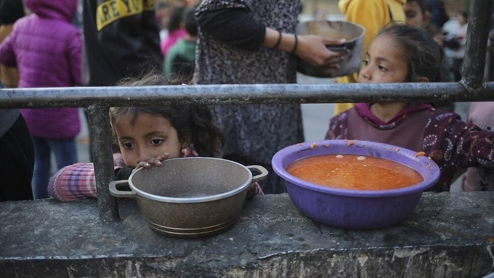加沙饥民哀怨，空投食品或被恶霸垄断并高价兜售（图） - 1