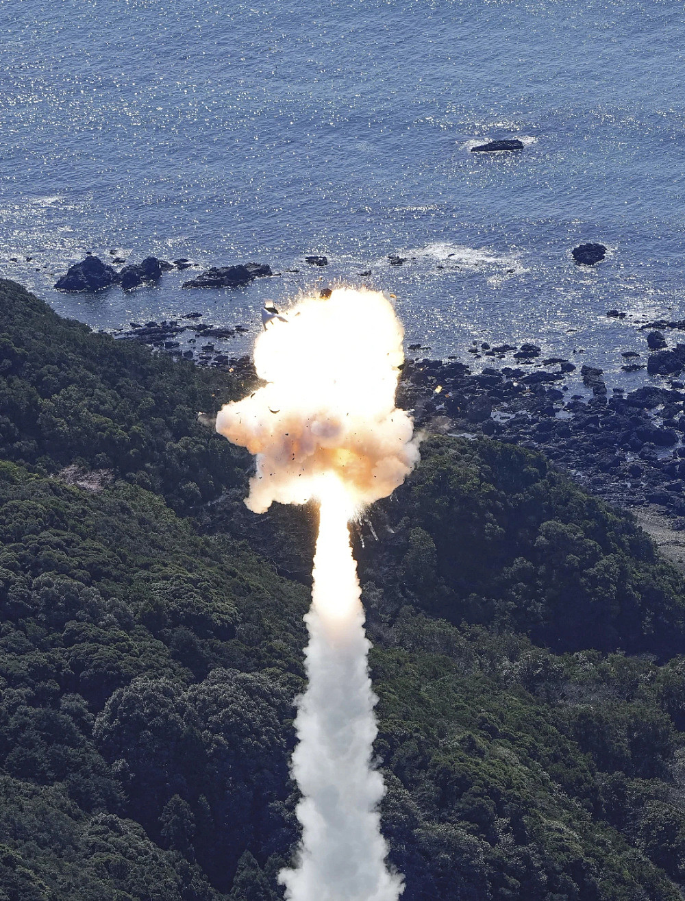 日本民营火箭升空瞬间化为火球：首次发射遭遇惨败（组图） - 2