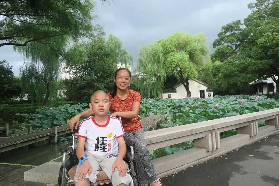 【情感】单亲妈妈10年里带罕见病儿子走遍大半中国，“虽然死亡就在不远处，但它不是还没来吗”（组图） - 8