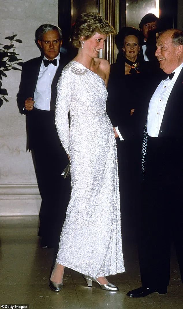戴安娜王妃穿过的礼服价格暴涨数十倍！造型至今仍被各种借鉴，时尚icon，当之无愧...（组图） - 17