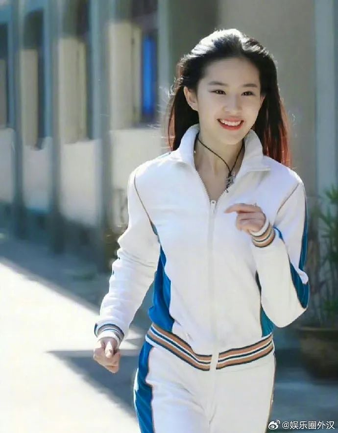 【爆笑】刘亦菲17岁跑步旧照意外流出...”网友看呆：连头发丝都是美的！（组图） - 6