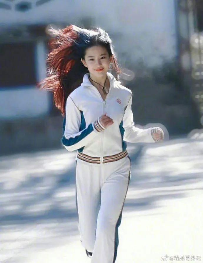 【爆笑】刘亦菲17岁跑步旧照意外流出...”网友看呆：连头发丝都是美的！（组图） - 3