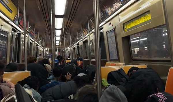 地铁惊魂！纽约高峰期车厢内，一男子开枪爆头！乘客们吓疯了...（组图） - 2