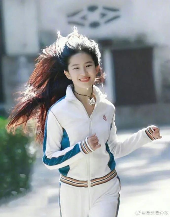 【爆笑】刘亦菲17岁跑步旧照意外流出...”网友看呆：连头发丝都是美的！（组图） - 5