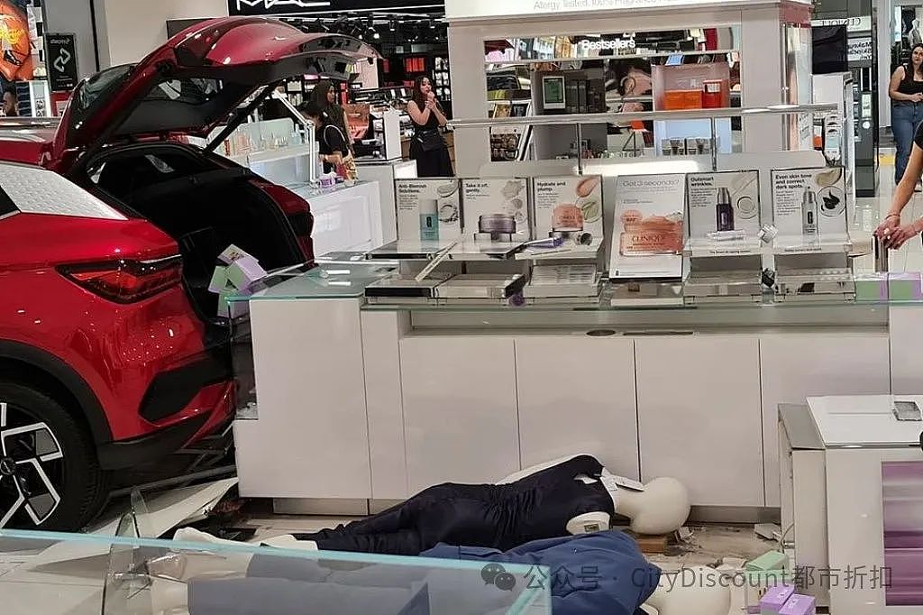 是谁的错？3人受伤，澳洲商场里的一辆比亚迪展示车被启动（组图） - 4