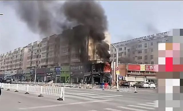 官方通报“淮安一烧烤店爆炸“！目击者：窨井盖都炸出来了，逃出两人衣服被烧烂（视频/组图） - 3