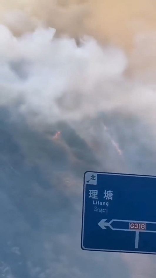 四川雅江山火蔓延，现场浓烟滚滚！国道318线已交通管制（组图） - 4