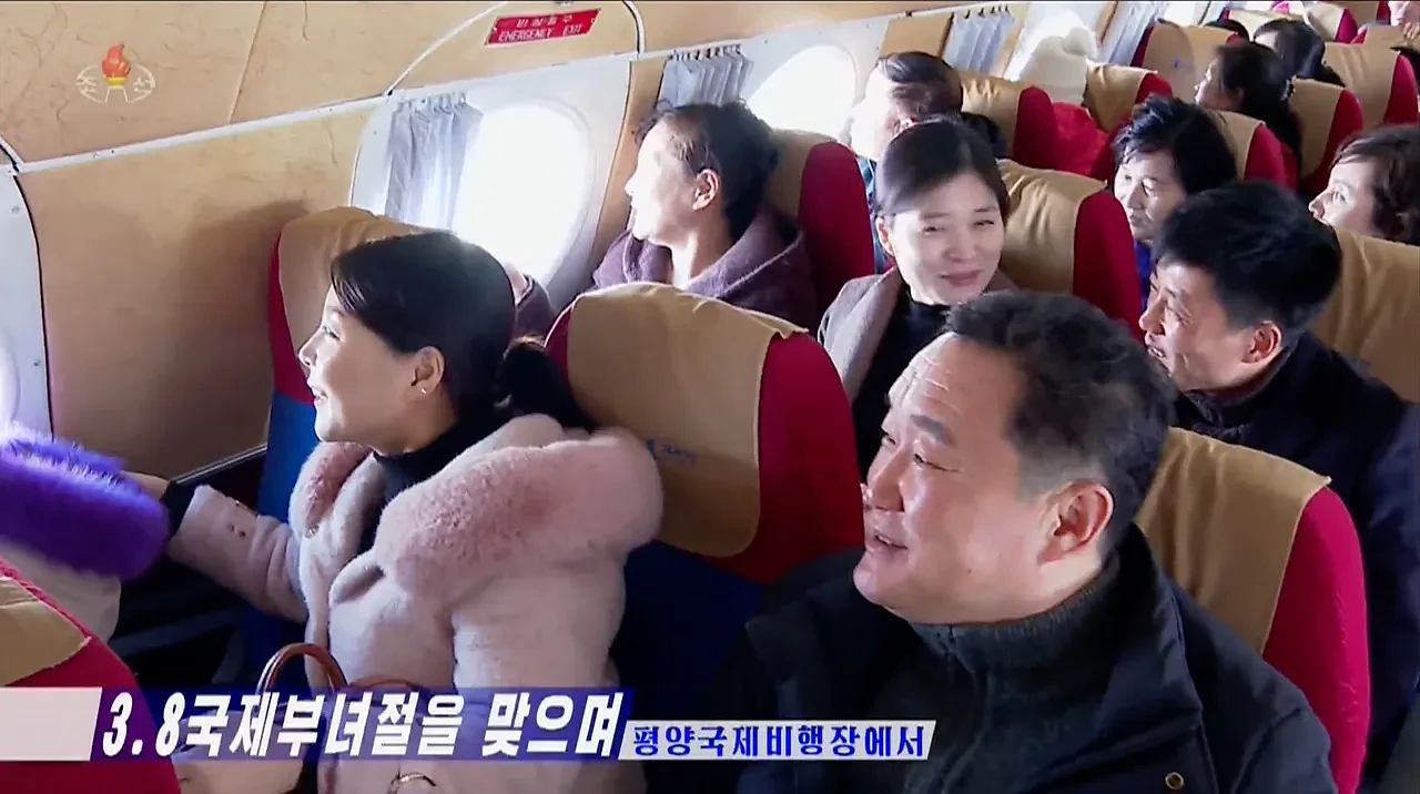 第一次搭飞机！北韩奖励共产党母亲，送妈妈们搭55年老飞机上天（组图） - 1