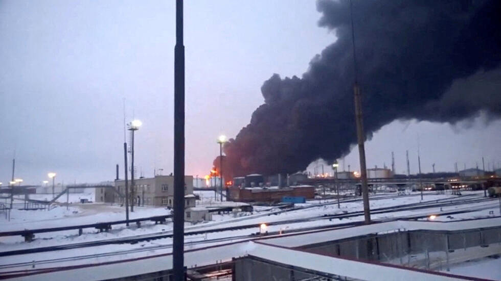 路透社：俄乌战争迄今，乌克兰无人机击中俄罗斯12座炼油厂（图） - 1
