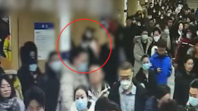 边走边打！北京两男地铁互殴，打遍月台、扶手电梯、出闸口齐行拘（组图） - 1