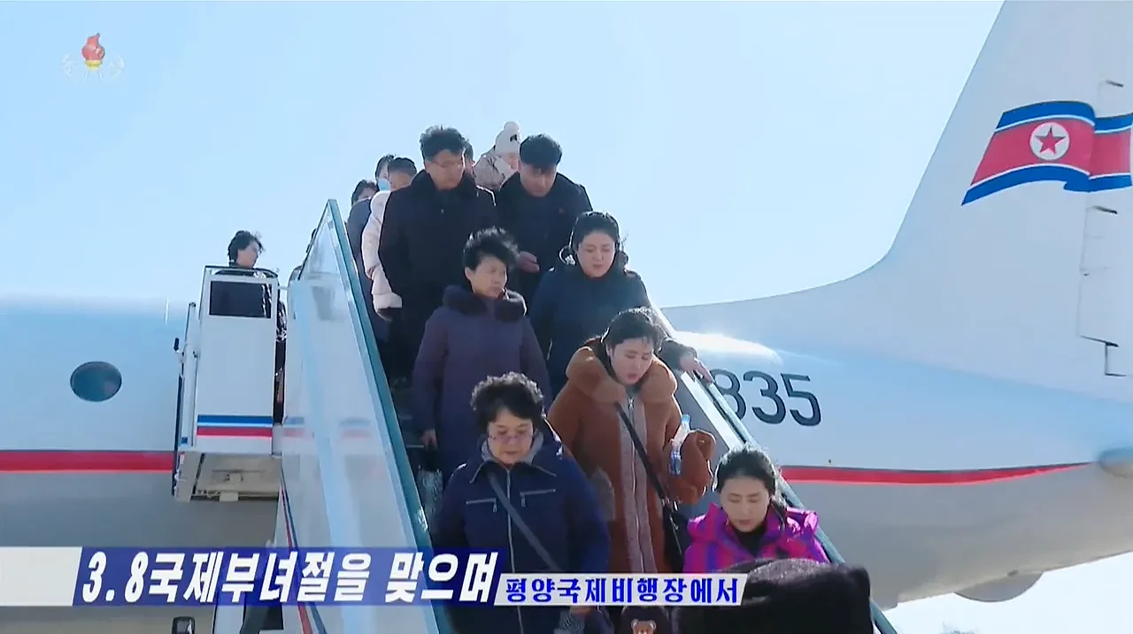 第一次搭飞机！北韩奖励共产党母亲，送妈妈们搭55年老飞机上天（组图） - 3