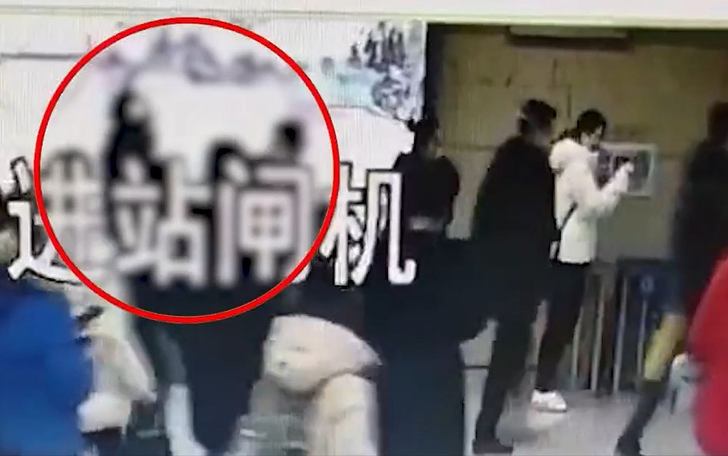 边走边打！北京两男地铁互殴，打遍月台、扶手电梯、出闸口齐行拘（组图） - 6