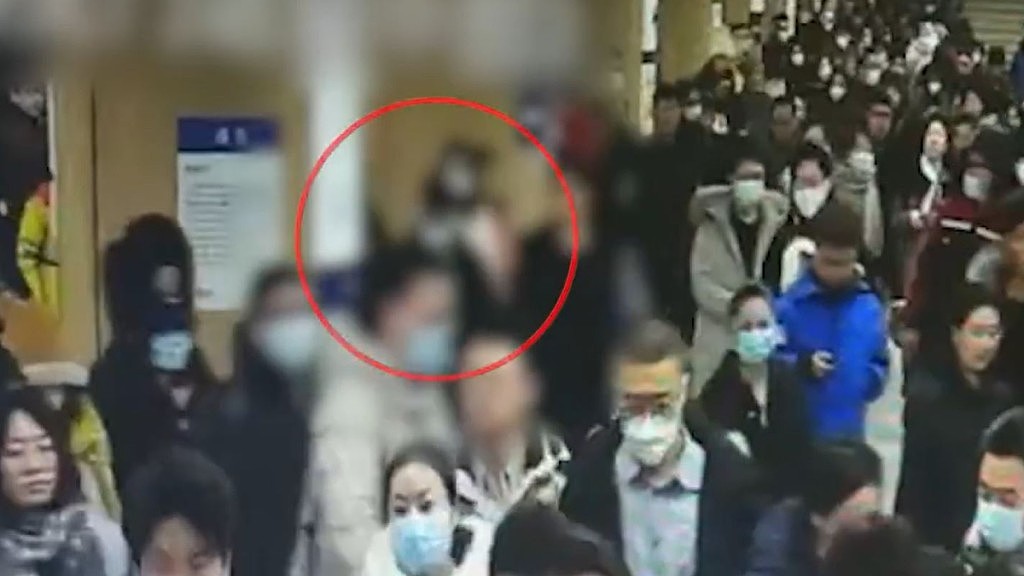 边走边打！北京两男地铁互殴，打遍月台、扶手电梯、出闸口齐行拘（组图） - 2