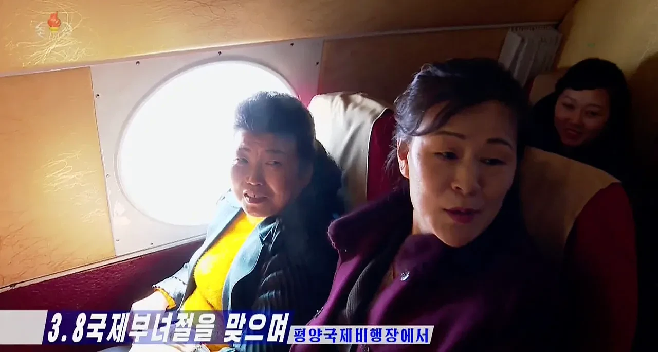 第一次搭飞机！北韩奖励共产党母亲，送妈妈们搭55年老飞机上天（组图） - 5