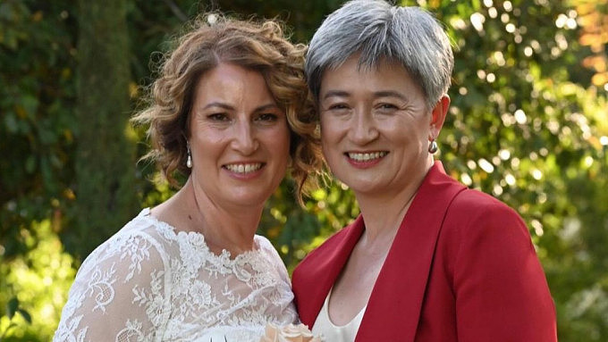 澳洲外长黄英贤与同性伴侣结婚，澳总理及官员齐到贺（组图） - 1