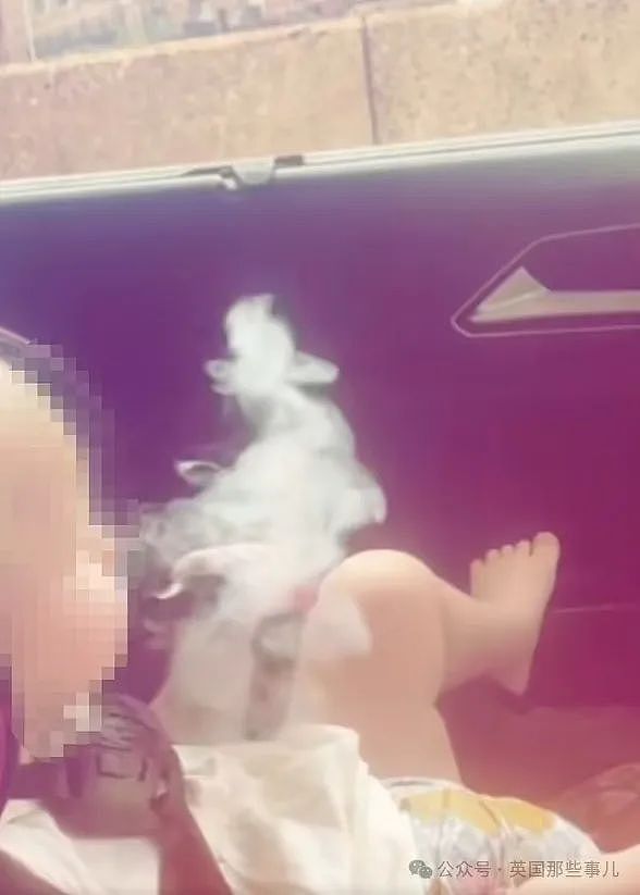 家长让还穿着尿不湿的婴儿，在车里抽电子烟？网友骂惨：虐待儿童啊（组图） - 3