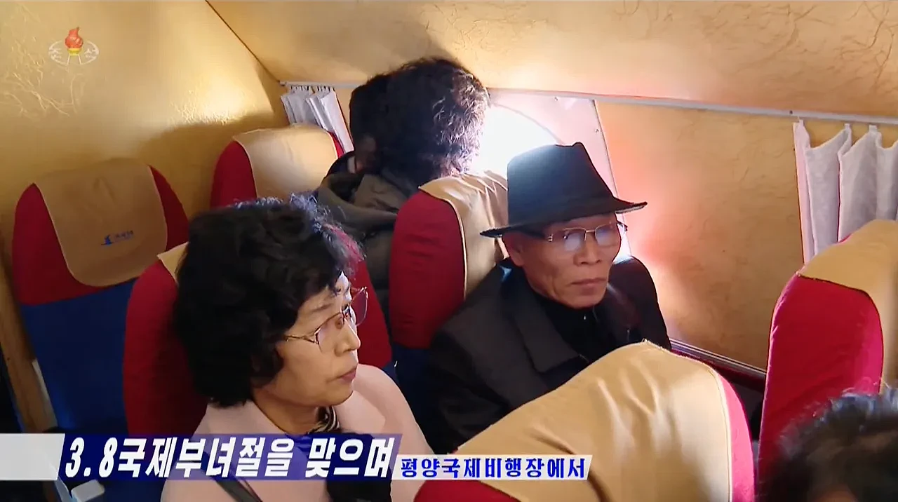 第一次搭飞机！北韩奖励共产党母亲，送妈妈们搭55年老飞机上天（组图） - 2
